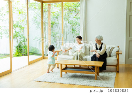 リビングのファミリー 三世代 リビングのファミリー 三世代 103839885