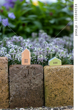 小さな木製の2軒のおうち 小さな木製の2軒のおうち 103840534