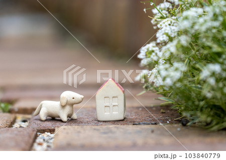 陶器のおうちと犬の置物 103840779