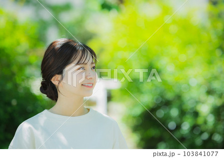 公園の女性 公園の女性 103841077