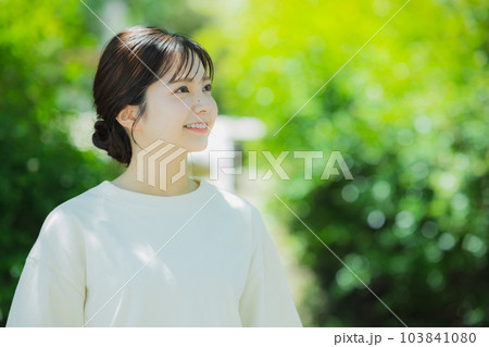 公園の女性 103841080