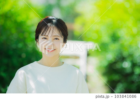 公園の女性 公園の女性 103841086