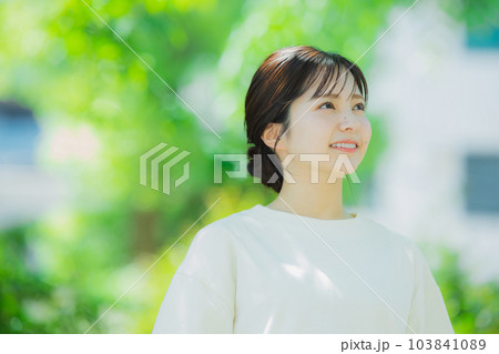 公園の女性 103841089