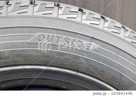 ひび割れしているタイヤ 103841446