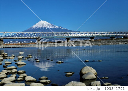 富士川から見た綺麗な富士山、逆さ富士と新幹線 富士川から見た綺麗な富士山、逆さ富士と新幹線 103841791