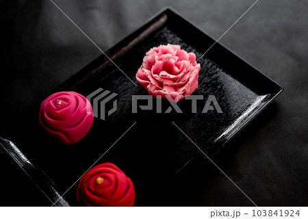 黒い四角い盆に乗せられた美しい和菓子 103841924