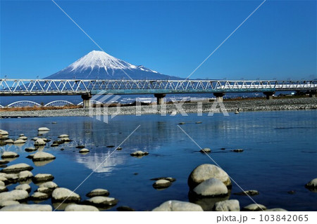 富士川から見た綺麗な富士山、逆さ富士と新幹線 富士川から見た綺麗な富士山、逆さ富士と新幹線 103842065