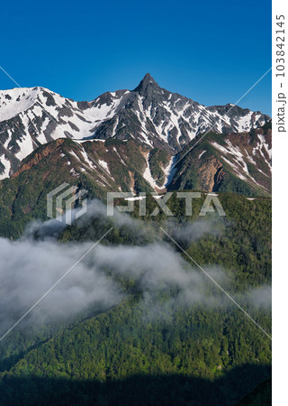 残雪残る常念岳山頂より眺望 103842145