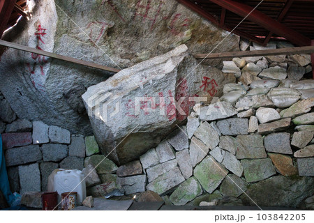 残雪残る常念岳山頂より眺望 103842205