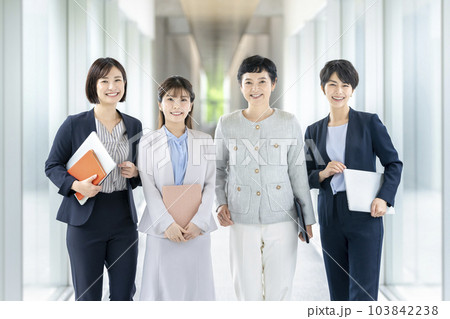 女性のビジネスチーム イメージ 女性のビジネスチーム イメージ 103842238