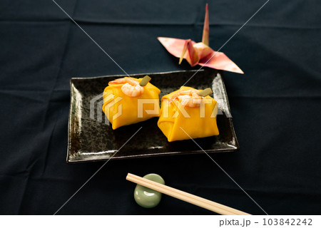 黒い盆に乗せた茶巾寿司 黒い盆に乗せた茶巾寿司 103842242