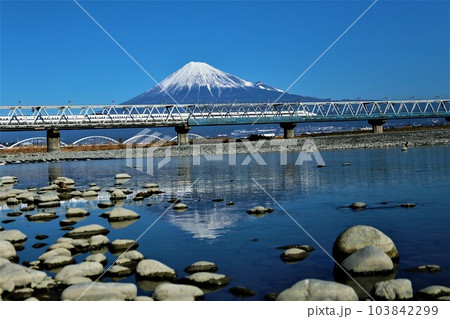 富士川から見た綺麗な富士山、逆さ富士と新幹線 富士川から見た綺麗な富士山、逆さ富士と新幹線 103842299