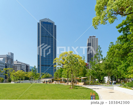 神戸三宮、市役所とリニューアルした東遊園地 103842300