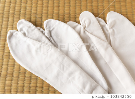 畳に置かれた足袋　白足袋 103842550
