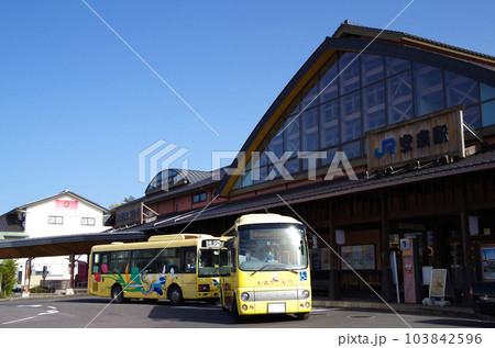 JR安来駅のバス乗り場から黄色の車体の広域生活バスが出発する光景 103842596