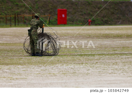 有刺鉄線を張る自衛隊員 103842749