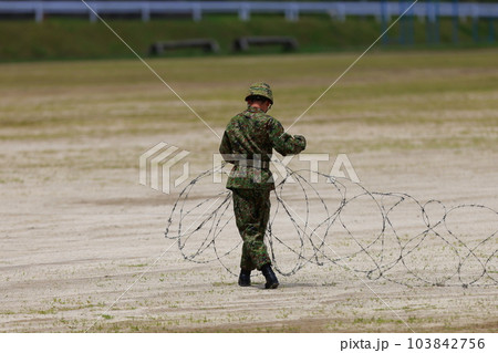 有刺鉄線を張る自衛隊員 有刺鉄線を張る自衛隊員 103842756
