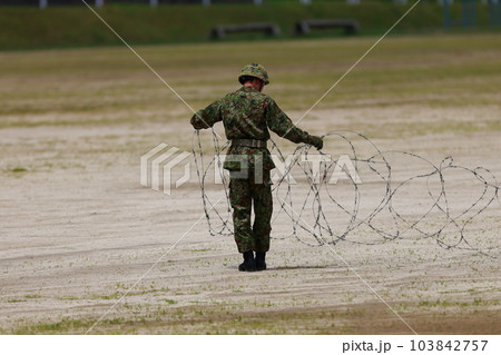 有刺鉄線を張る自衛隊員 103842757