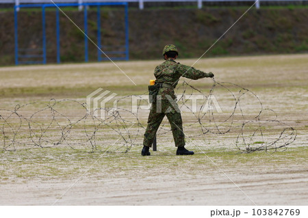 有刺鉄線を張る自衛隊員 103842769