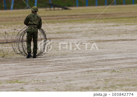 有刺鉄線を張る自衛隊員 103842774