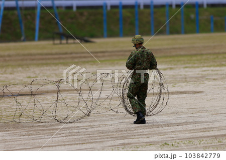 有刺鉄線を張る自衛隊員 103842779