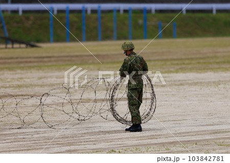 有刺鉄線を張る自衛隊員 103842781