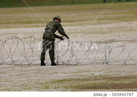 有刺鉄線を張る自衛隊員 有刺鉄線を張る自衛隊員 103842787