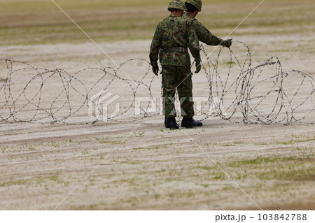 有刺鉄線を張る自衛隊員 103842788