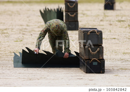 爆薬をセットする自衛隊員 103842842