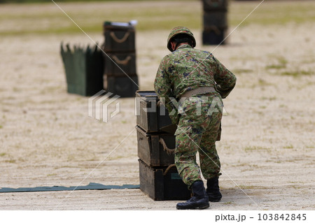 爆薬をセットする自衛隊員 103842845