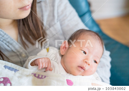 母親に抱かれる乳幼児 母親に抱かれる乳幼児 103843002