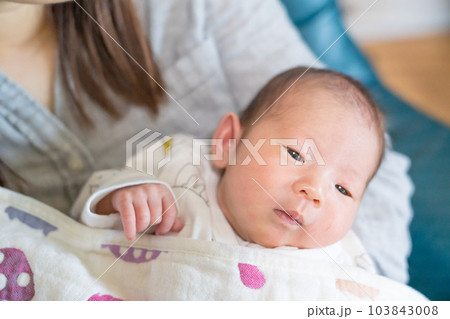 母親に抱かれる乳幼児 母親に抱かれる乳幼児 103843008