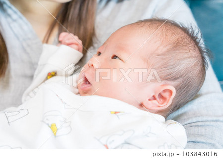 母親に抱かれる乳幼児 103843016