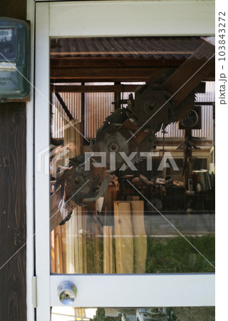 製材所の鋸 103843272