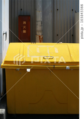 スーパーのバックヤードのごみ入れ スーパーのバックヤードのごみ入れ 103843366