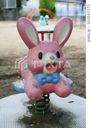 公園の遊具 103843373
