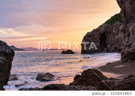 【愛知県田原市】日出の石門（ひいのせきもん）浜の情景　夕景 103843963