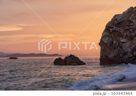 【愛知県田原市】日出の石門(ひいのせきもん)浜の情景 夕景 【愛知県田原市】日出の石門(ひいのせきもん)浜の情景 夕景 103843964