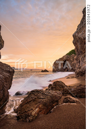 【愛知県田原市】日出の石門(ひいのせきもん)浜の情景 夕景 【愛知県田原市】日出の石門(ひいのせきもん)浜の情景 夕景 103843972