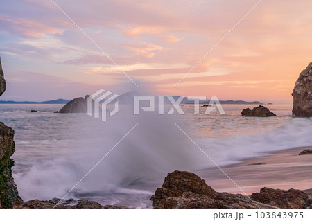 【愛知県田原市】日出の石門（ひいのせきもん）浜の情景　夕景 103843975