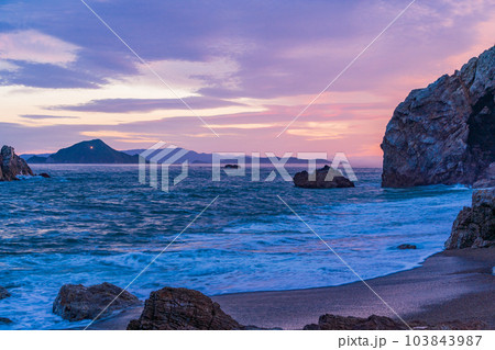 【愛知県田原市】日出の石門(ひいのせきもん)浜の情景 夕景 【愛知県田原市】日出の石門(ひいのせきもん)浜の情景 夕景 103843987