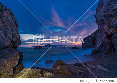 【愛知県田原市】日出の石門(ひいのせきもん)浜の情景 夕景 【愛知県田原市】日出の石門(ひいのせきもん)浜の情景 夕景 103843996
