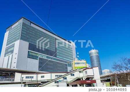 【神奈川の都市風景】新横浜駅周辺の都市風景（篠原口） 103844093