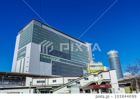 【神奈川の都市風景】新横浜駅周辺の都市風景（篠原口） 103844099