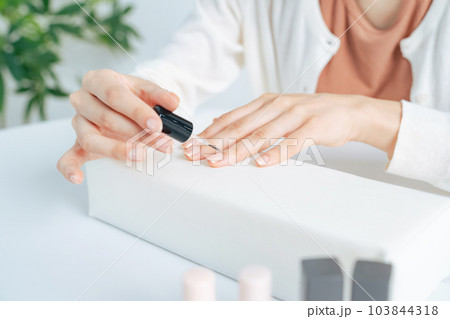 ネイルケアをする女性　マニキュア　ジェルネイル 103844318