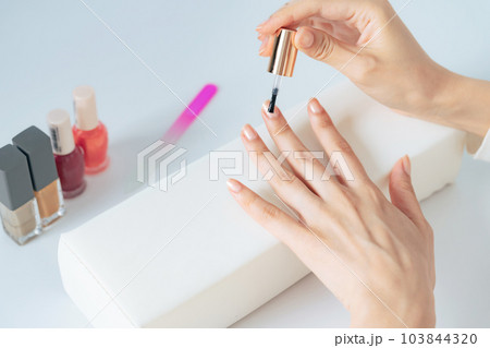 ネイルケアをする女性 マニキュア ジェルネイル ネイルケアをする女性 マニキュア ジェルネイル 103844320