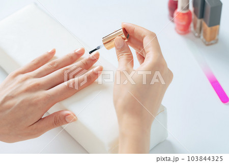 ネイルケアをする女性　マニキュア　ジェルネイル 103844325