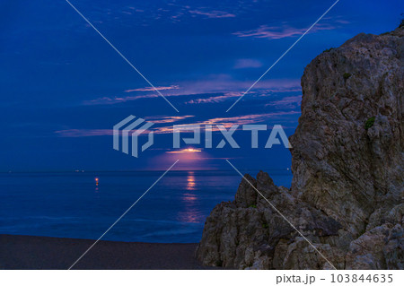 【愛知県田原市】日出の石門・洋上から昇る満月 【愛知県田原市】日出の石門・洋上から昇る満月 103844635