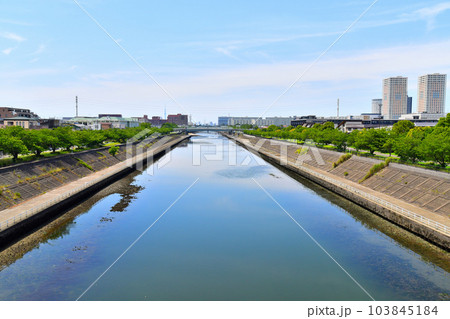 高洲橋/境川より上流/入船橋、今川橋、新浦安駅方面を望む(千葉県浦安市)【2023.6】 高洲橋/境川より上流/入船橋、今川橋、新浦安駅方面を望む(千葉県浦安市)【2023.6】 103845184