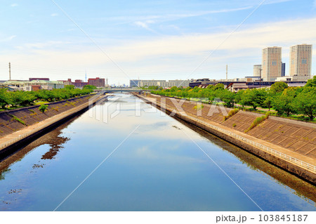高洲橋/境川より上流/入船橋、今川橋、新浦安駅方面を望む(千葉県浦安市)【2023.6】 高洲橋/境川より上流/入船橋、今川橋、新浦安駅方面を望む(千葉県浦安市)【2023.6】 103845187